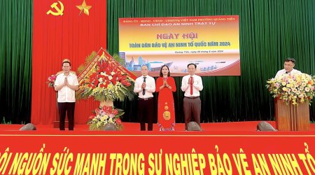 Đồng chí Phó Bí thư Tỉnh ủy Trịnh Tuấn Sinh chung vui “Ngày hội toàn dân bảo vệ an ninh Tổ quốc năm 2024” tại phường Quảng Tiến